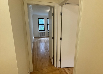 East 46 Street - Photo 1