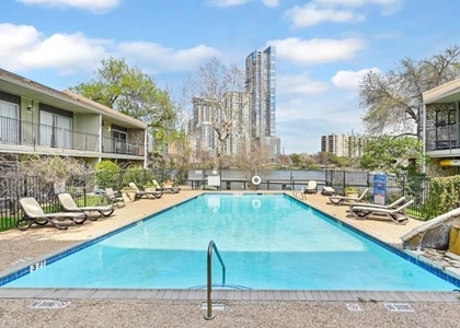 500 E Riverside Dr - Photo 1