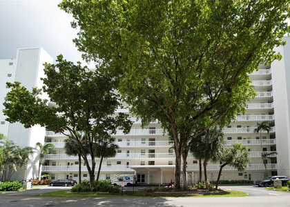 2555 Ne 11th Street - Photo 1