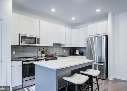 503-29 N Columbus Boulevard - Photo 1