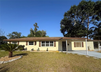 915 14th Street E - Photo 1