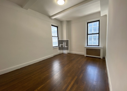 East 46 Street - Photo 1