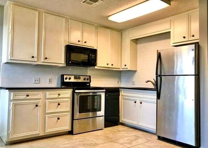 502 W 17th St - Photo 1