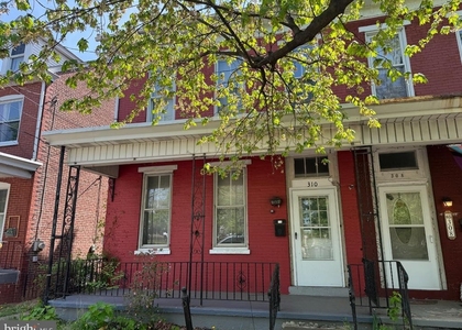 310 N Charlotte Street - Photo 1