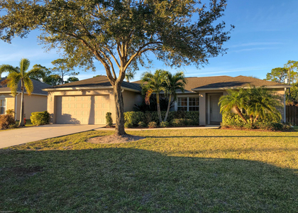 347 Americana Boulevard Ne - Photo 1