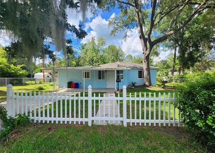 1014 Ne 10th Place - Photo 1