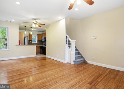 1606 S Frazier Street - Photo 1
