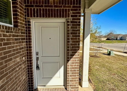 605 W South St - Photo 1