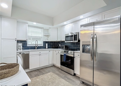 4613 Se 5th Avenue - Photo 1