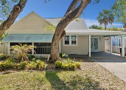 109 N Peninsula Avenue - Photo 1