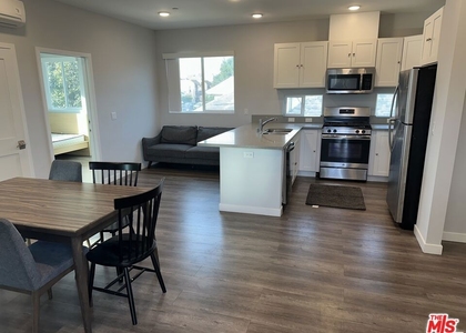 1154 1/2 S Ardmore Ave - Photo 1