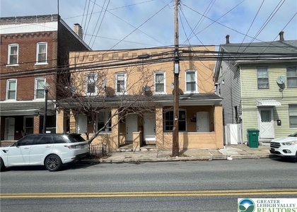 1113 E 4th Street - Photo 1