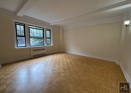 Christopher St - Photo 1