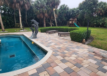 1066 Se Saint Lucie Boulevard - Photo 1