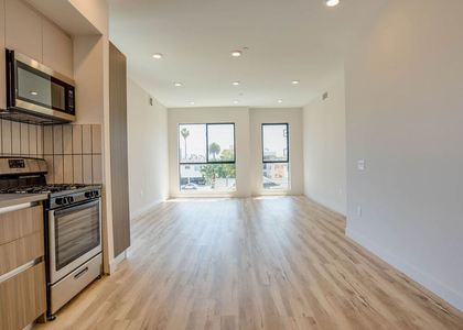 1540 S Hayworth Avenue - Photo 1