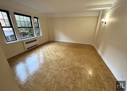 Christopher St - Photo 1