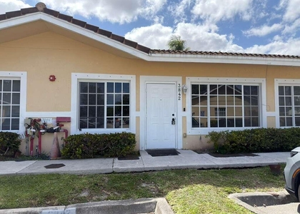 3842 Sw 48th Avenue - Photo 1