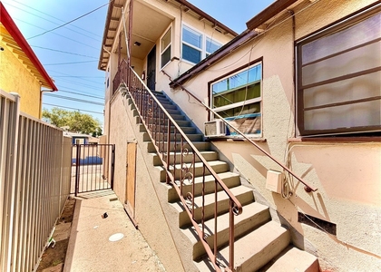 2433 W Beverly - Photo 1