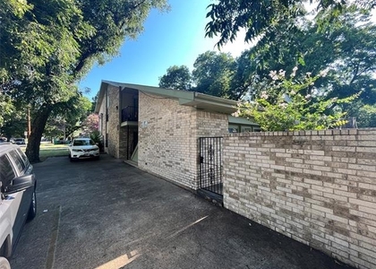 906 N Austin Street - Photo 1