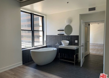 727 W 7th Street - Photo 1