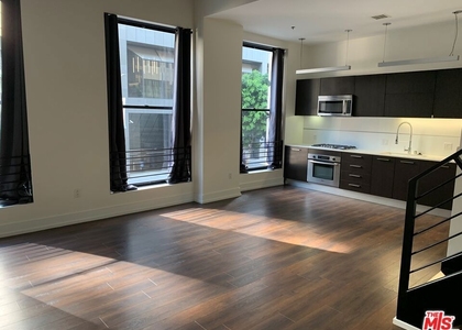727 W 7th Street - Photo 1