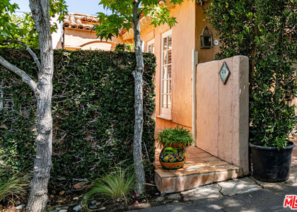 216 S Carmelina Avenue - Photo 1