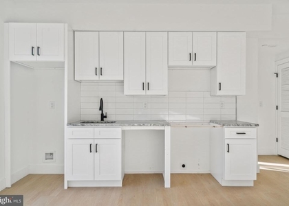 2400 W Montgomery Avenue - Photo 1