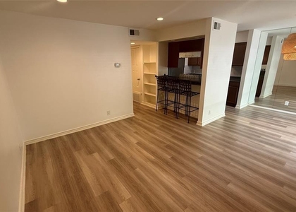 500 E Riverside Dr - Photo 1