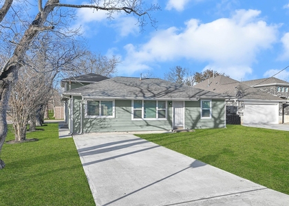 1301 Avenue I - Photo 1