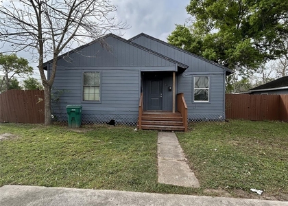 301 W Austin Avenue - Photo 1