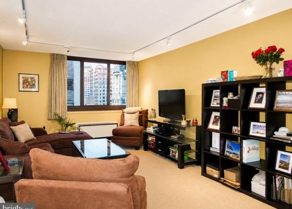 1420 Locust Street - Photo 1