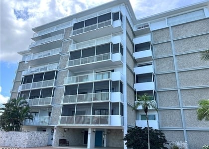 60 Pelican Street W - Photo 1
