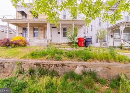 351 N Laurel Street - Photo 1