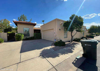 5521 E Paradise Drive - Photo 1