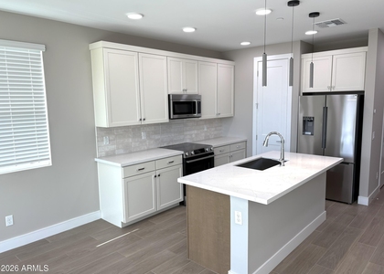 1009 E Pasadena Avenue - Photo 1
