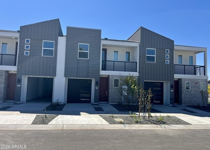 1015 E Pasadena Avenue - Photo 1