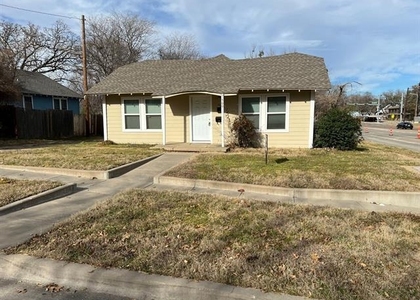 500 W Parkway Street - Photo 1