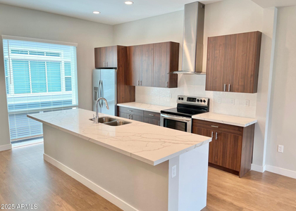 915 E Missouri Avenue - Photo 1