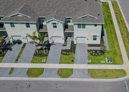 503 Se Rivergrass Street - Photo 1