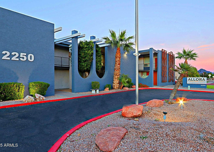 2250 W Glendale Avenue - Photo 1