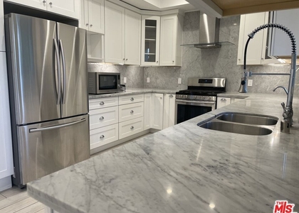 1654 Greenfield Avenue - Photo 1