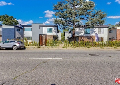 5722 Woodman Ave - Photo 1