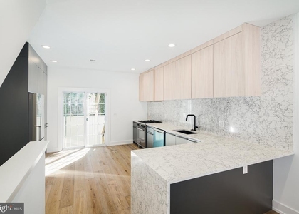 1532 Catharine Street - Photo 1
