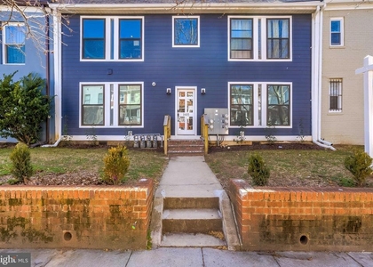 1605 F Street Ne - Photo 1