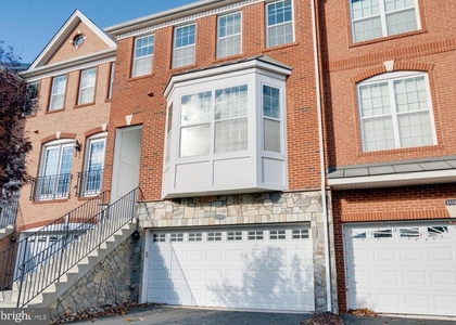 43289 Mitcham Square - Photo 1