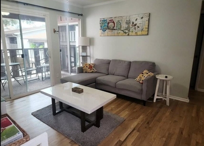 1304 Summit St - Photo 1