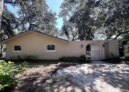 3 Elizabeth Drive E - Photo 1
