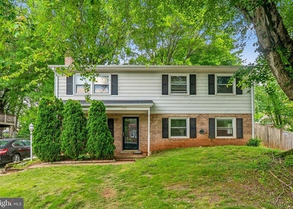 13911 Mapledale Avenue - Photo 1