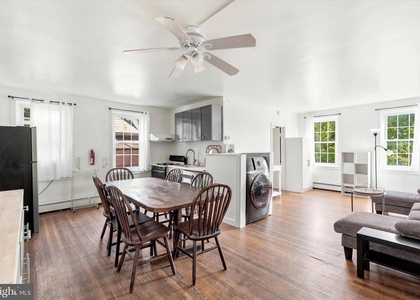 1038 W Lancaster Avenue - Photo 1