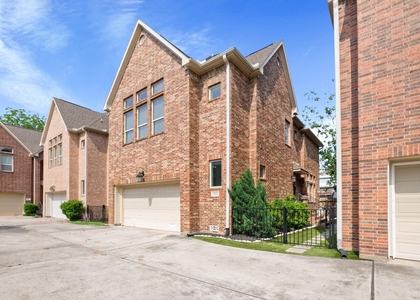 933 W 17th Street - Photo 1